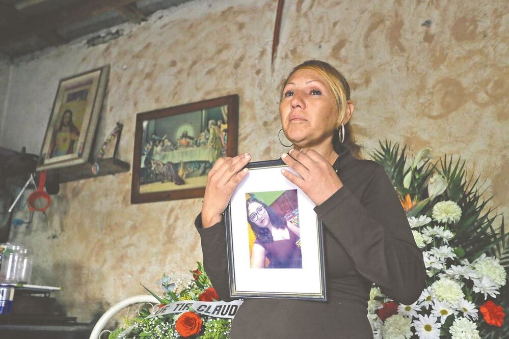 Valeria, madre de Karina, quien fue asesinada, recuerda las horas inciertas en las que buscó por todas partes a su hija, con las amigas y en hospitales. Quiso reportarla como desaparecida, pero le dieron un plazo de 72 horas. JAVIER ESCOBAR. EL UNIVERSAL