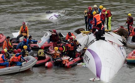 Avión con 58 pasajeros se estrella en Taiwán; mueren 15