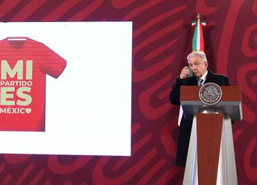 “Pensador, crítico y creativo”: AMLO reconoce a Edy Smol por diseño de playera para la marcha del 27