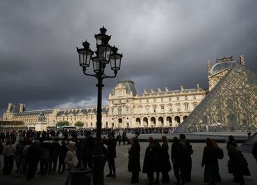 Detienen a otras 5 personas en relación con el robo de joyas en el Museo de Louvre