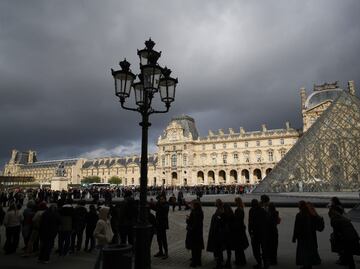 Detienen a otras 5 personas en relación con el robo de joyas en el Museo de Louvre