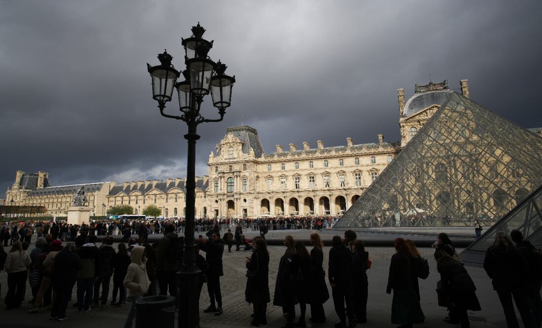 Alrededores del Museo del Louvre.
Foto: AP / Christophe Ena