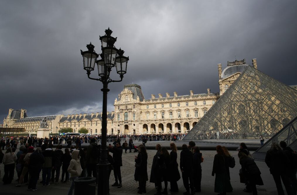 Alrededores del Museo del Louvre. Foto: AP / Christophe Ena