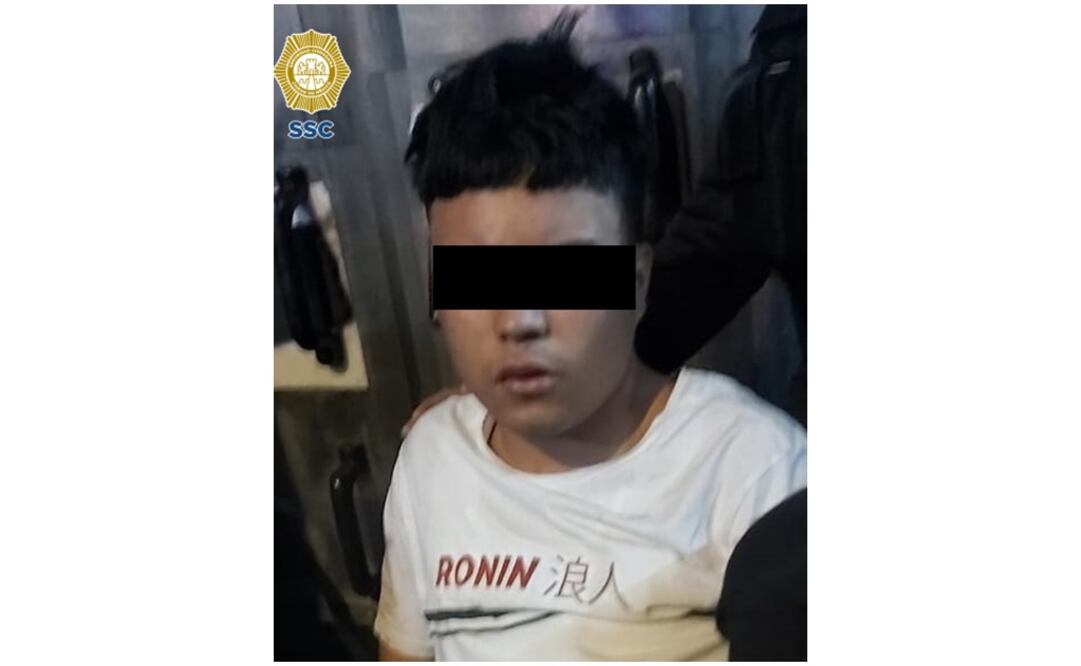 Los detenidos tenían en su poder, una réplica de un arma de fuego y varios billetes de diferentes denominaciones. Foto: Especial