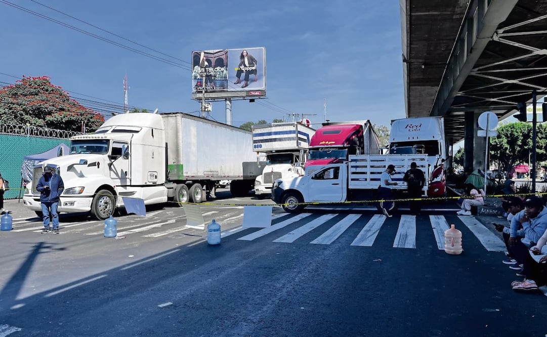 Trabajadores de purificadoras de agua bloquearon Eje 8 Sur y Ermita Iztapalapa para exigir respuesta del gobierno mexiquense por la clausura de pozos de donde se surtían del líquido. Foto: Rafael García / EL UNIVERSAL