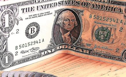 Dólar cierra jornada hasta en 19.79 pesos en bancos; baja 11 centavos