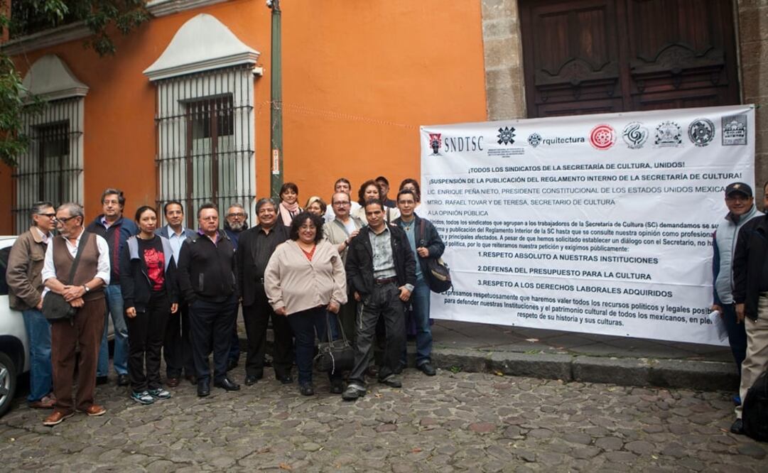 Cerca de 50 trabajadores se manifestaron a las afueras de la Secretaría de Cultura. Foto: Cristopher Rogel Blanquet/EL UNIVERSAL