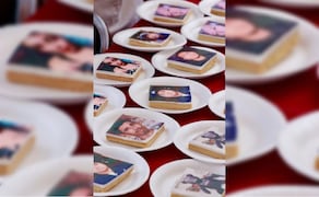 Muestra gastronómica de pasteles con fotografías de hombres y mujeres buscados por sus seres queridos por el Día Internacional de las Víctimas de Desapariciones Forzadas, en Guanajuato. Foto: Especial