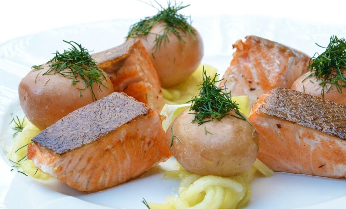 La tristeza puede ser menor si se consume el alimento adecuado para elevar la hormona de la felicidad. (FOTOS: Cortesía de Pixabay y Giphy)