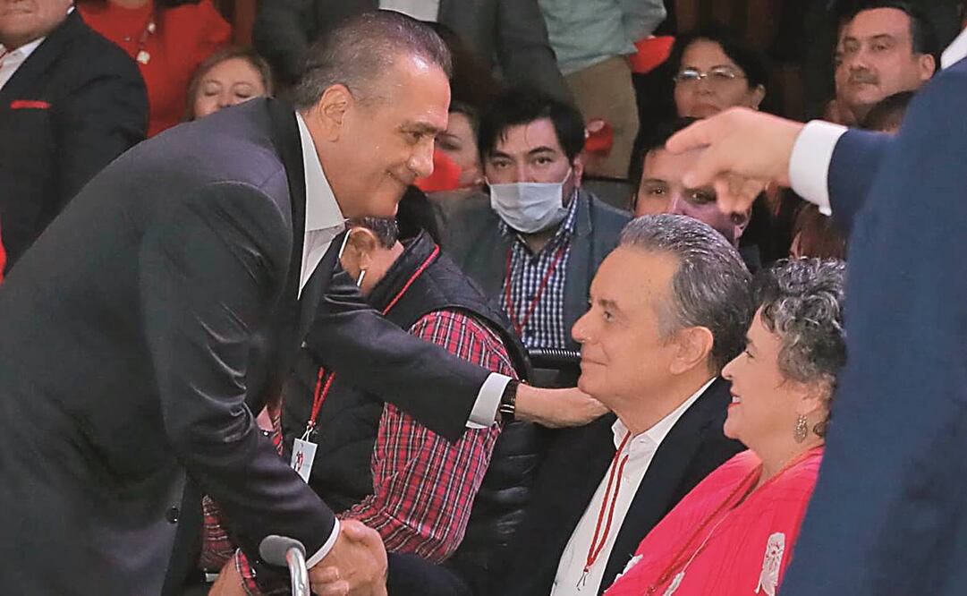 Los expresidentes del PRI Manlio Fabio Beltrones Rivera y Pedro Joaquín Coldwell se saludan en el foro. Los observa Beatriz Paredes. Foto: Especial