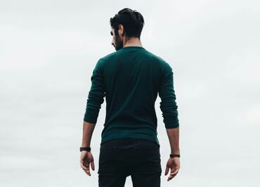 Corrige tu postura y hombros con estos ejercicios recomendados por un experto osteópata