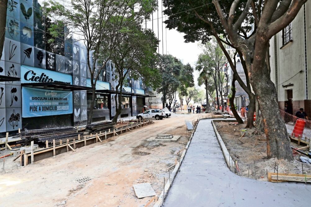 En la calle Génova los trabajadores colocaron concreto fluido en gran parte de las obras de remozamiento del polígono (JUAN CARLOS REYES. EL UNIVERSAL)