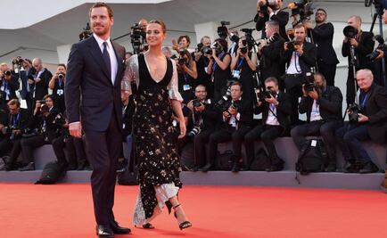 Michael Fassbender y Alicia Vikander derrochan glamour en Venecia