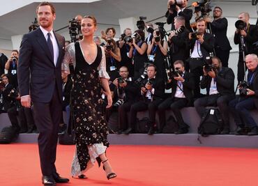 Michael Fassbender y Alicia Vikander derrochan glamour en Venecia