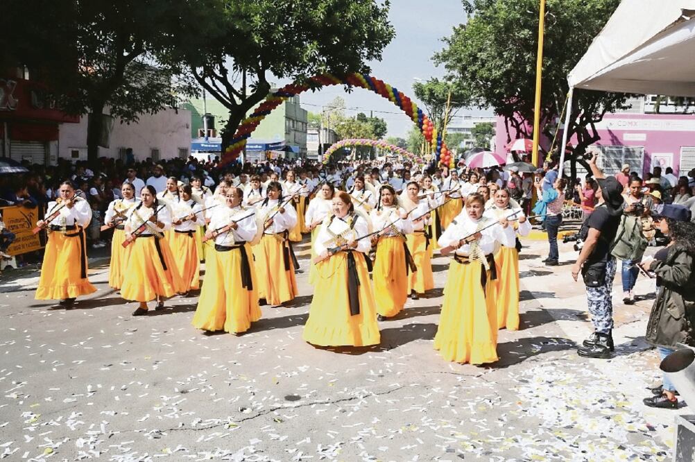 Mujeres ataviadas como las llamadas ad elitas , caminaron a la par de los contingentes de policías y trabajadores de la alcaldía Venustiano Carranza. (ESPECIAL)