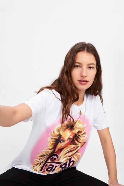 Zara lanza playera inspirada en Farrah Fawcett