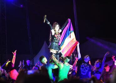 Neza se suelta el cabello y se viste de reina; más de 25 mil gozan con Gloria Trevi en megaconcierto