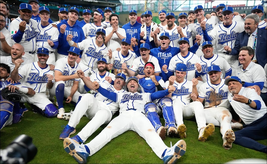 Los peloteros de Italia festejan su victoria sobre Puerto Rico en el Clásico Mundial de Beisbol. FOTO: AP