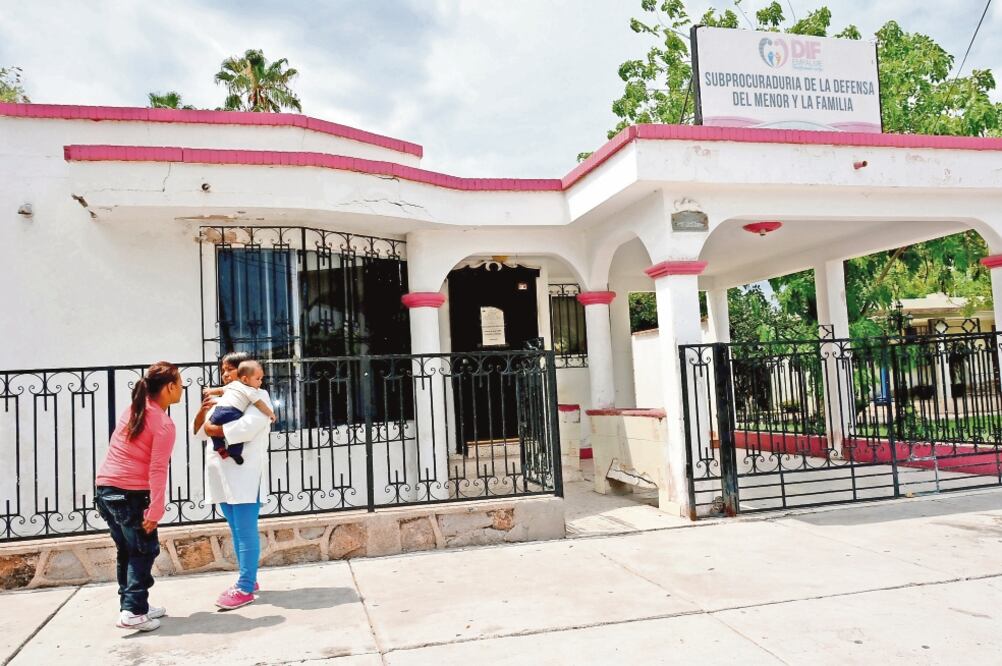 En septiembre pasado, la jornalera Silvia Campos (izq.) recuperó a su hijo, quien le había sido arrebatado cuando enfermó. (AMALIA ESCOBAR. EL UNIVERSAL)