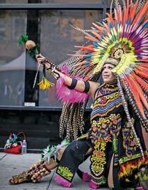 Celebran a los muertos y desafían a Trump