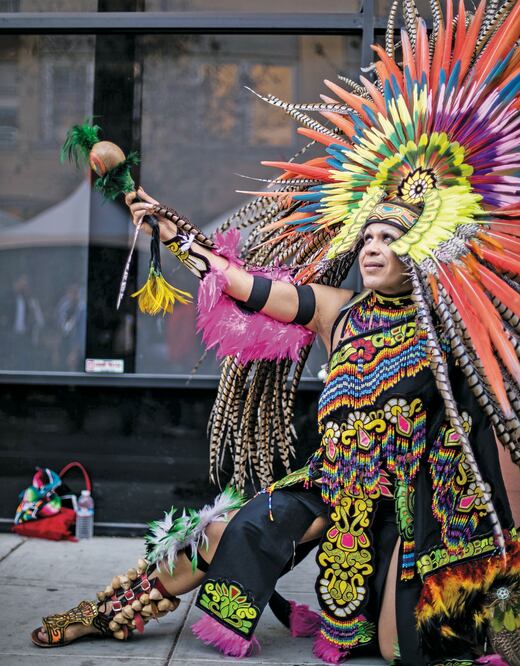 Aunque lleva 14 años viviendo en Estados Unidos, la situación migratoria de Mayra todavía es irregular, pero asiste a la celebración de muertos en Oakland porque, dice, “aquí tenemos que estar”.