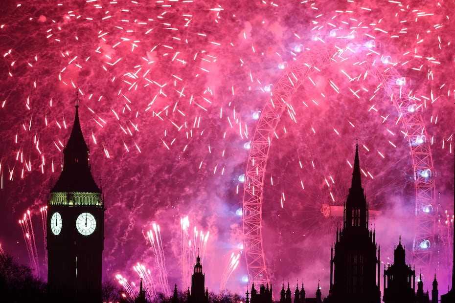 Con fuegos artificiales de múltiples colores, Londres y el Big Ben dieron la bienvenida al 2026. FOTO: EFE