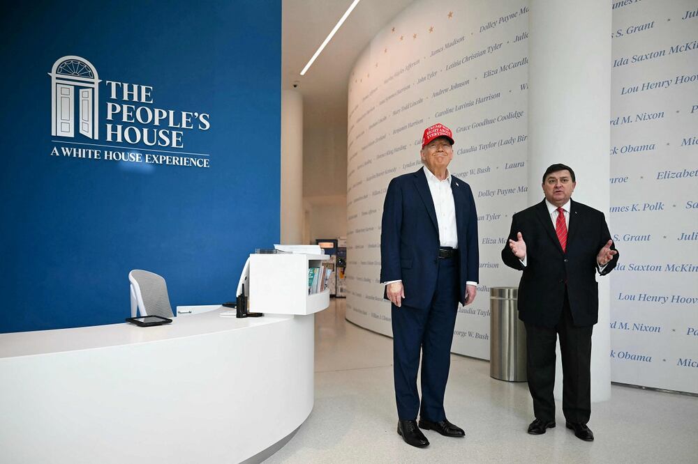 El mandatario de Estados Unidos, Donald Trump, con el presidente de la Asociación Histórica de la Casa Blanca, Stewart D. McLaurin (der.), en "La Casa del Pueblo", una experiencia inmersiva en la Casa Blanca frente al Edificio de la Oficina Ejecutiva de Eisenhower, durante un recorrido en Washington, D. C. Foto: AFP