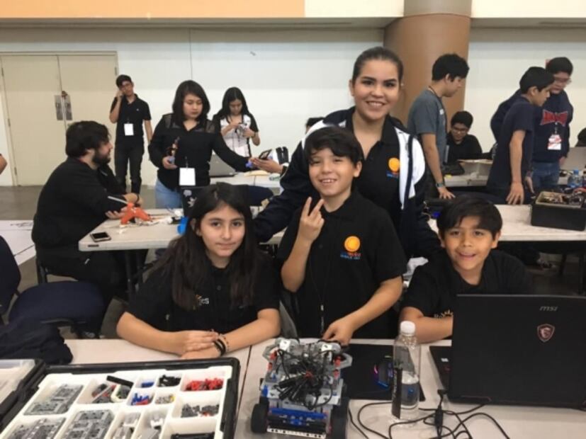 Joven mexicana entrena a niños para mundial de robótica en China