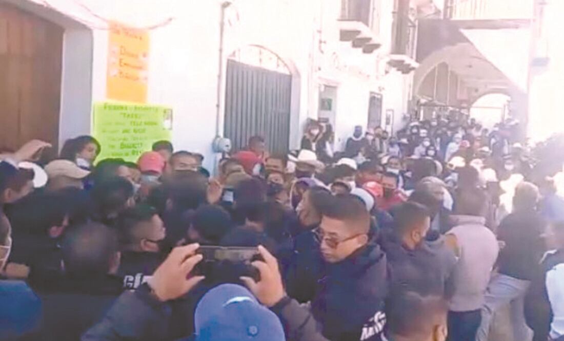 Simpatizantes de MC y Morena se enfrentaron en el ayuntamiento. Foto: ESPECIAL