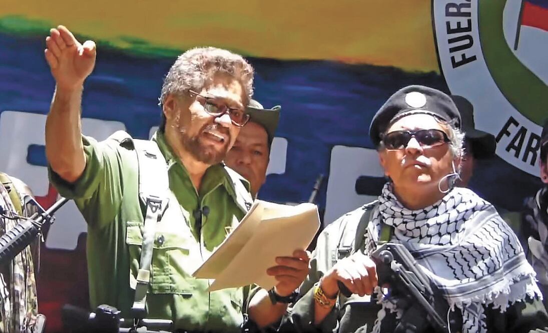 El excomandante de las disueltas guerrillas de las FARC en Colombia, Iván Márquez (izq.) y su colega Jesús Santrich(der.), en una imagen difundida en 2019. Foto: AFP