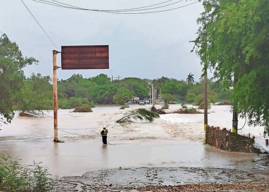 En Tamaulipas, las lluvias mantienen incomunicada s a unas 10 poblaciones; también se reportan daños en puentes, vados y caminos rurales. Foto Especial