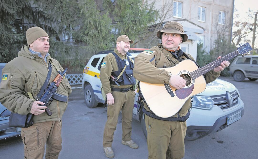 Integrantes de la defensa civil ucraniana esperan para escoltar un transporte de combustible en Kiev. Foto: Vadim Ghirda/ AP