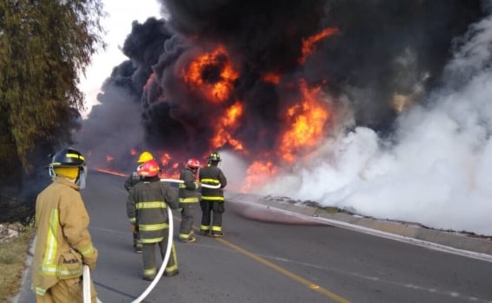 Evacuan a 200 personas por incendio en poliducto de Pemex en Hidalgo