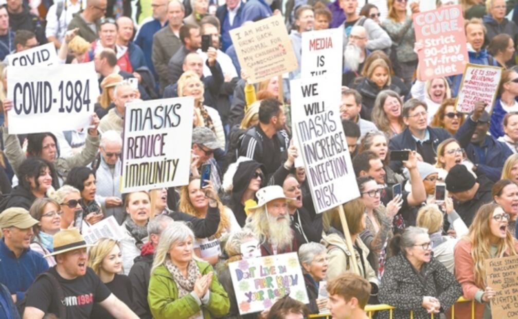 Miles marchan en Europa contra medidas anticovid