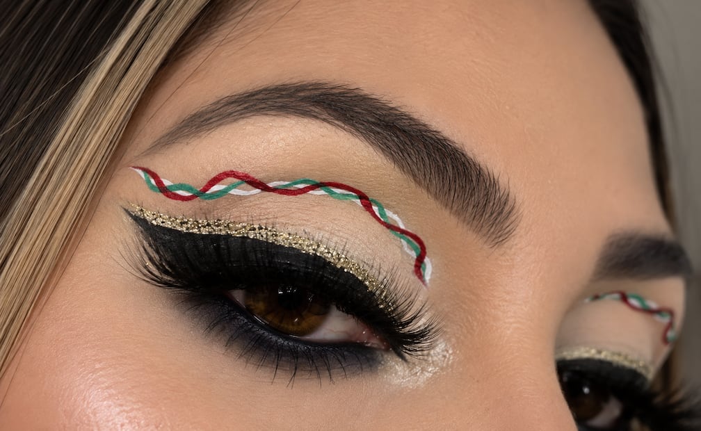 Este delineado tiene color y brillo para conquistar la Noche Mexicana. Foto: Imagen generada con IA