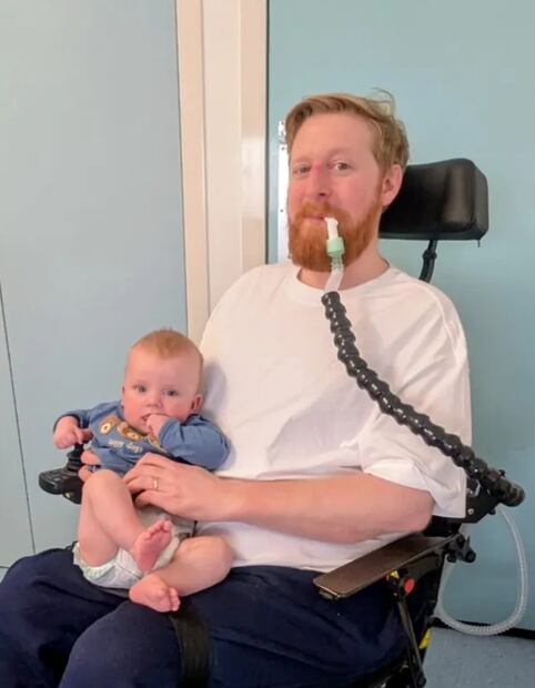 Michael Patrick en su última publicación el 6 de febrero junto a su pequeño ahijado. 
"Mi neurólogo nos dio la noticia de que probablemente me quede alrededor de 1 año".