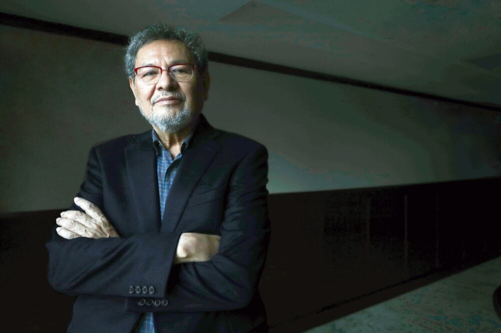 De visita en la FIL Guadalajara, Élmer Mendoza advierte de la necesidad de apelar a la mesura, a la paciencia y a la vigilancia ante el cambio de gobierno (ALEJANDRA LEYVA. EL UNIVERSAL)