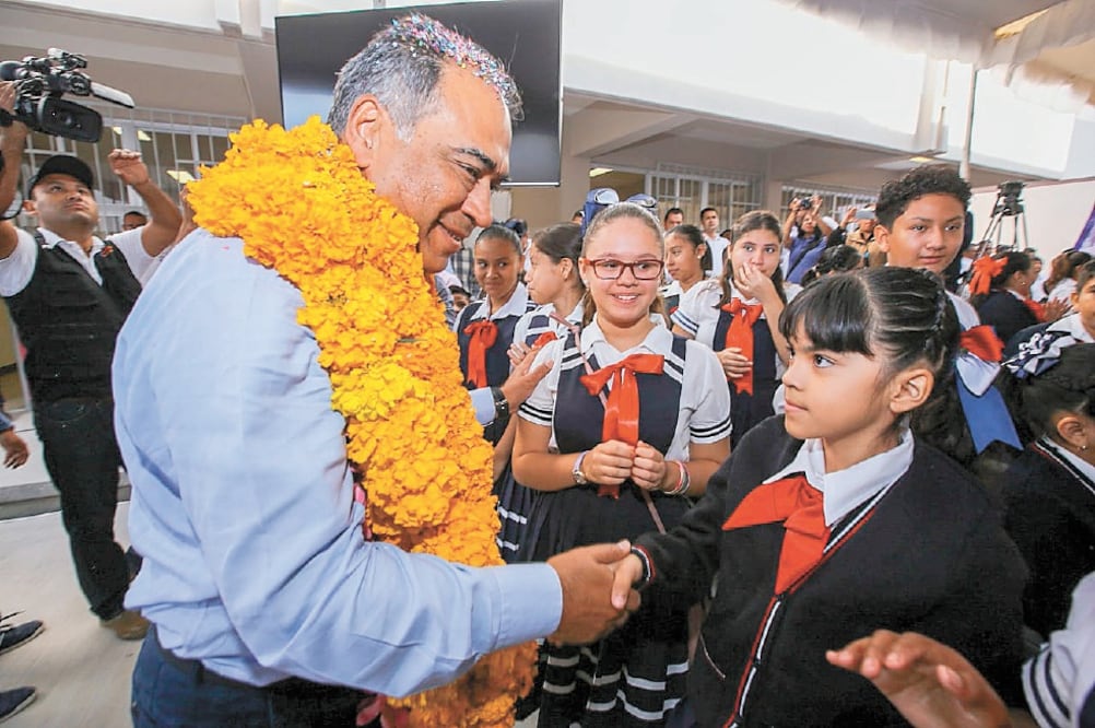 El gobernador Héctor Astudillo invitó a los alumnos de primaria a seguir el ejemplo de los próceres guerrerenses.