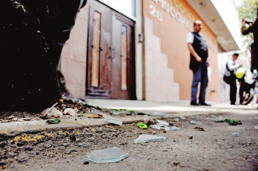 Agresión. La madrugada del martes, la explosión de un artefacto ocasionó daños en las instalaciones de la CEM en la delegación GAM. (ESPECIAL)