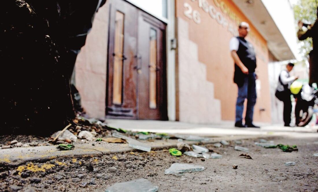 Agresión. La madrugada del martes, la explosión de un artefacto ocasionó daños en las instalaciones de la CEM en la delegación GAM. (ESPECIAL)