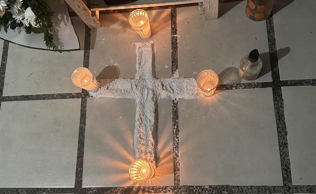 Cruz de cal en la casa de Miguel (03/02/2026). Foto: Nancy Lizet Hernández / EL UNIVERSAL