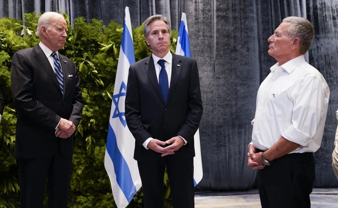 El presidente Joe Biden y el secretario de Estado Antony Blinken se reúnen con personas afectadas por los ataques de Hamas, en Tel Aviv. Foto: AP