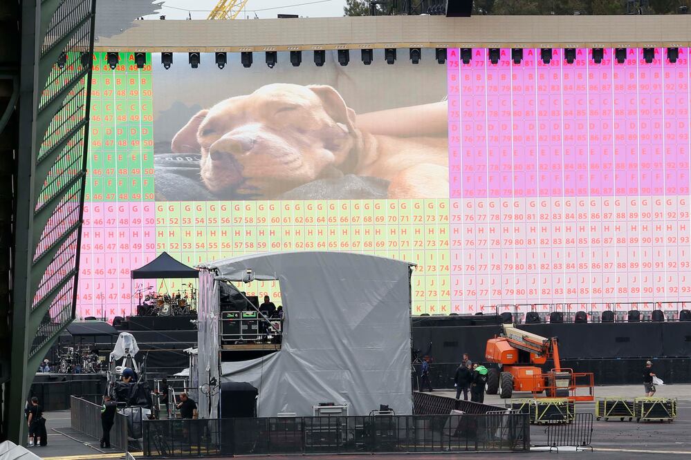 Trabajadores dan los últimos arreglos al escenario para el concierto (Foto: Agustín salinas / EL UNIVERSAL)