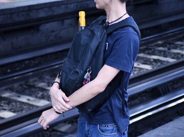 Videos y testimonios confirman que joven aventó a mujer a las vías del Metro y también se arrojó: Batres