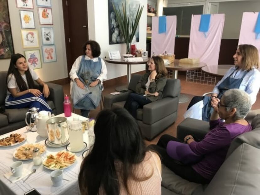 Mujeres pintan con su cuerpo contra el cáncer