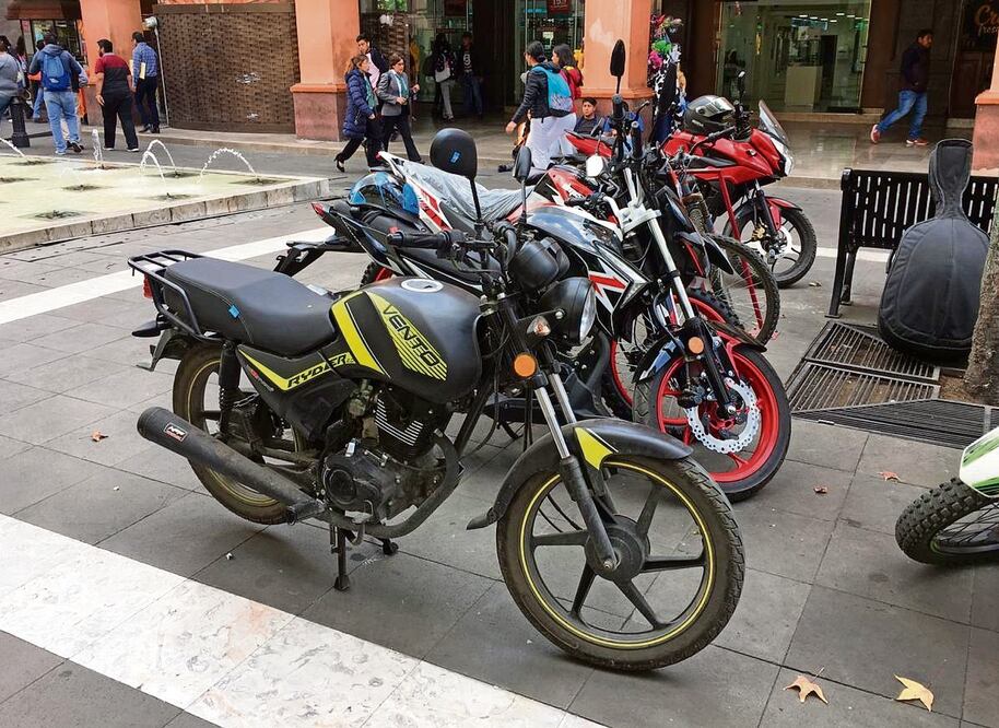El registro de motos consiste en saber quién conduce la unidad, debido al problema de asaltos en este medio de transporte. Foto: Archivo / EL UNIVERSAL