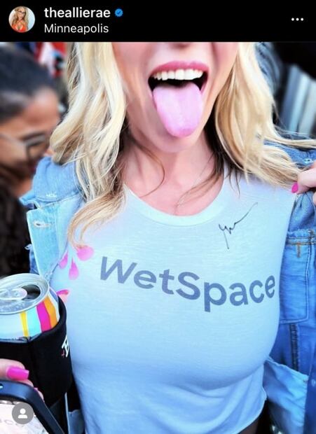 Enfermera se hace millonaria en OnlyFans por sus pulgares flexibles 