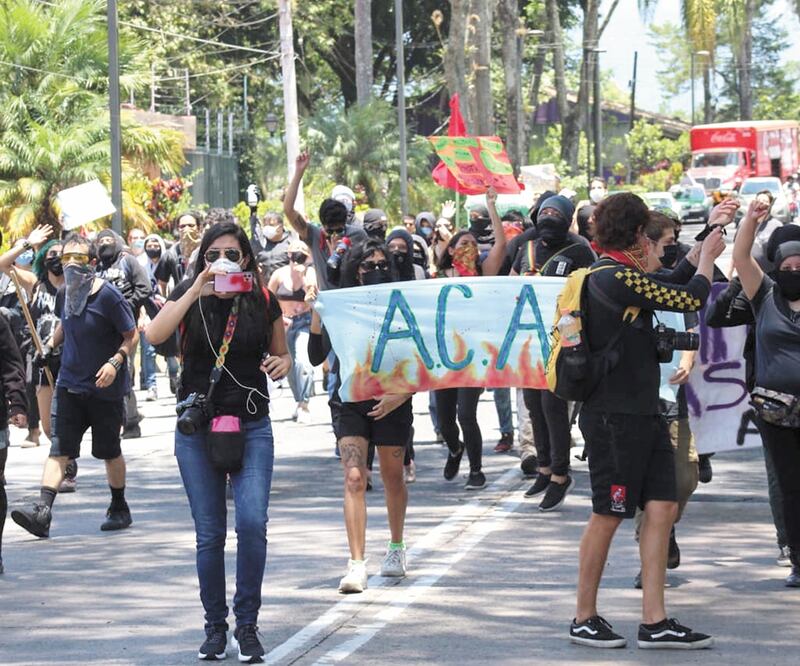 La manifestación para exigir el esclarecimiento del asesinato de Carlos Andrés Navarrete, de 33 años, partió del teatro estatal. PATRICIA MORALES. EL UNIVERSAL