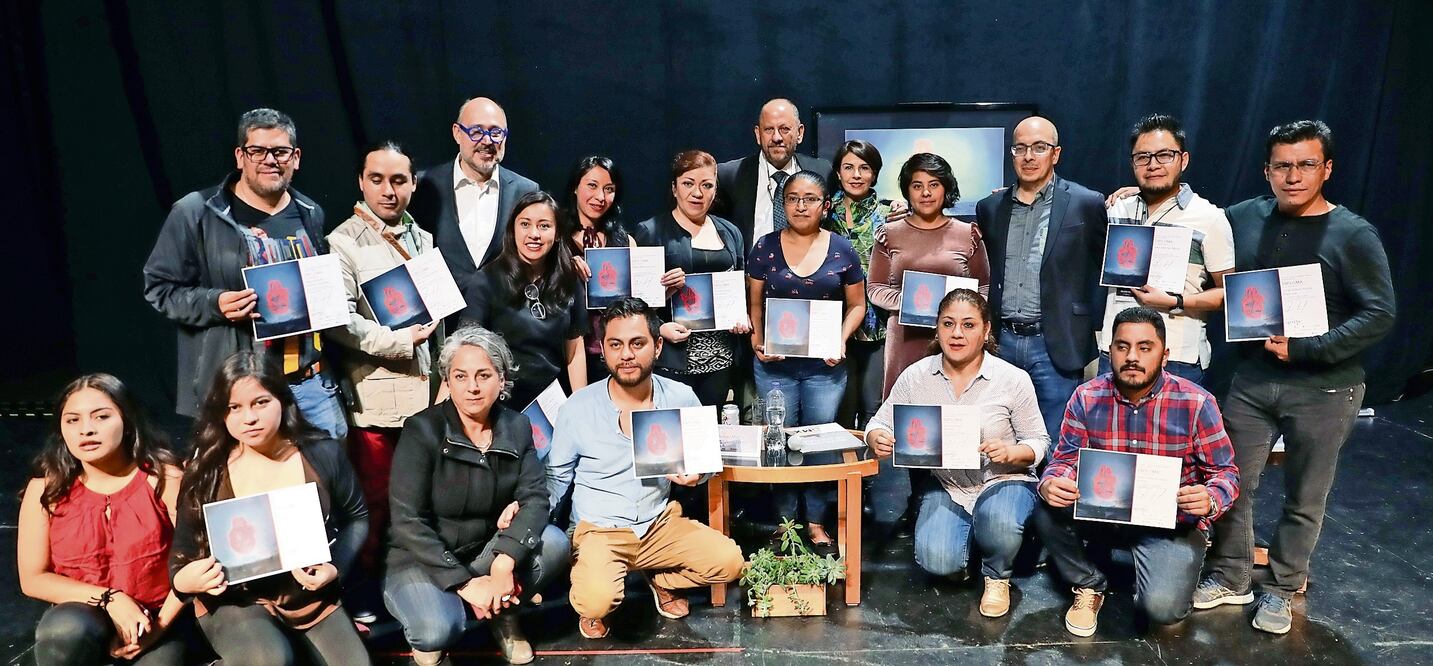 Jóvenes que participaron en la instalación Carne y Arena, del cineasta Alejandro González Iñárritu, recibieron un reconocimiento en el Centro Cultural Universitario Tlatelolco (GERMÁN ESPINOSA. EL UNIVERSAL)