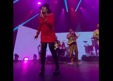 Mon Laferte luce embarazo en concierto de amor y ternura en el Metropólitan